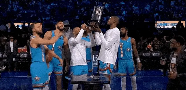 哈登和勒布朗一同参加慈善篮球比赛 哈登和勒布朗一同参加慈善篮球比赛