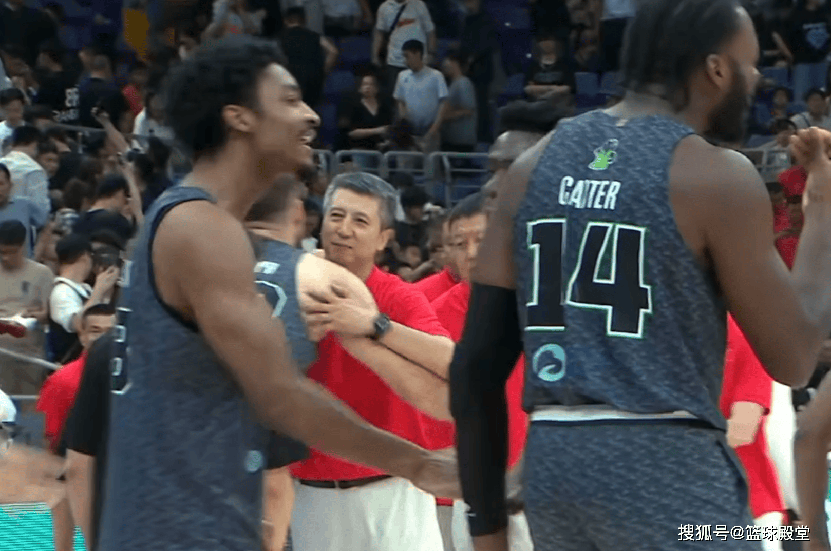 爱游戏入口-关于精彩比赛引发球迷热议，谁能称雄的信息