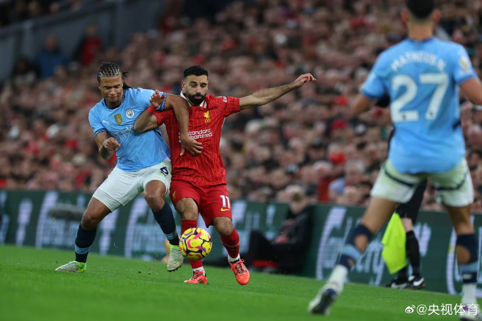 爱游戏体育-精彩足球赛事中球队实现逆转取胜