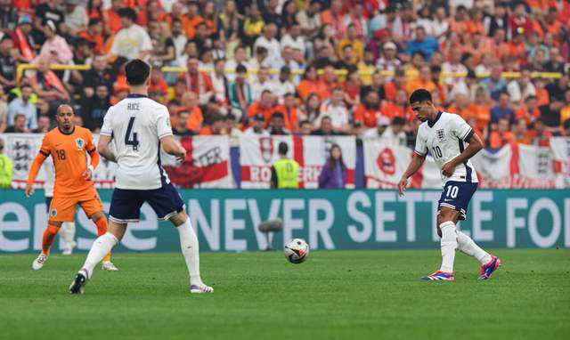 爱游戏APP-关于挑战极限！双方强队将在绿茵场上争夺荣誉的信息