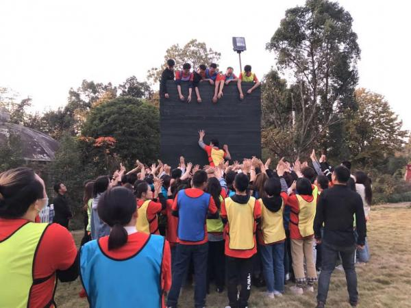 包含卡利亚里球员集体亮相公益活动，展现团队力量的词条