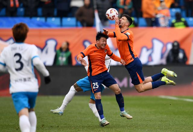 青岛队在比赛中表现抢眼,斩获胜利 青岛队在比赛中表现抢眼,斩获胜利