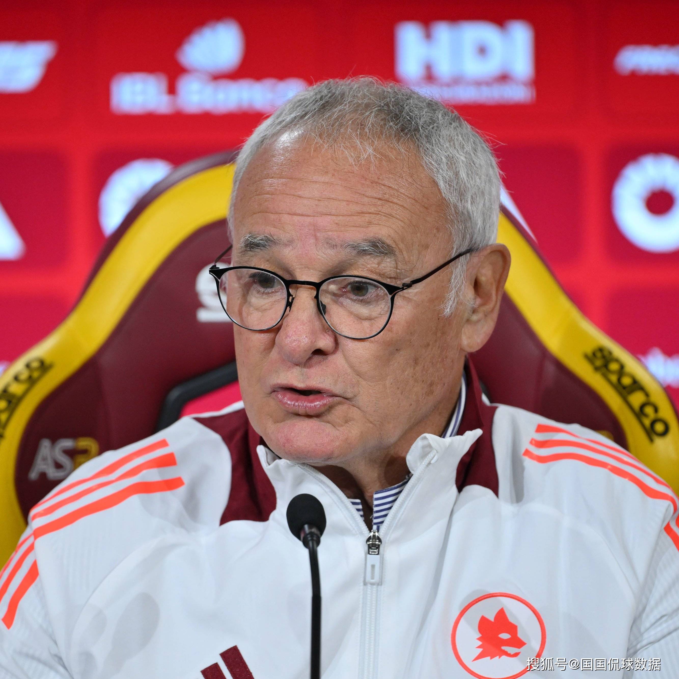 比赛中球员表现出色,成为焦点人物 比赛中球员表现出色,成为焦点人物