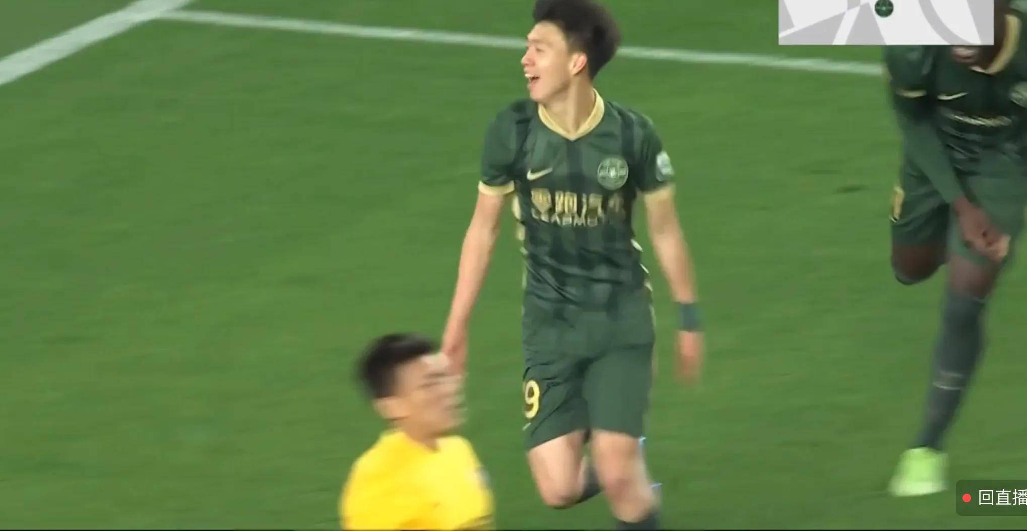 比赛中球员表现出色,成为焦点人物 比赛中球员表现出色,成为焦点人物