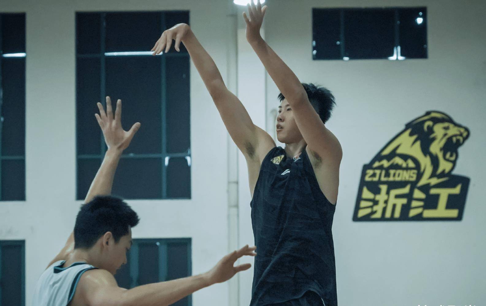 运动员拼尽全力，赢得胜利荣耀归队