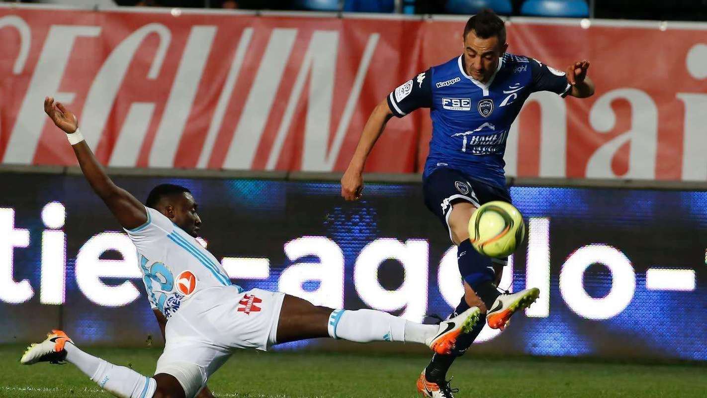 包含亚眠客场不敌对手，法国联赛排名下滑的词条