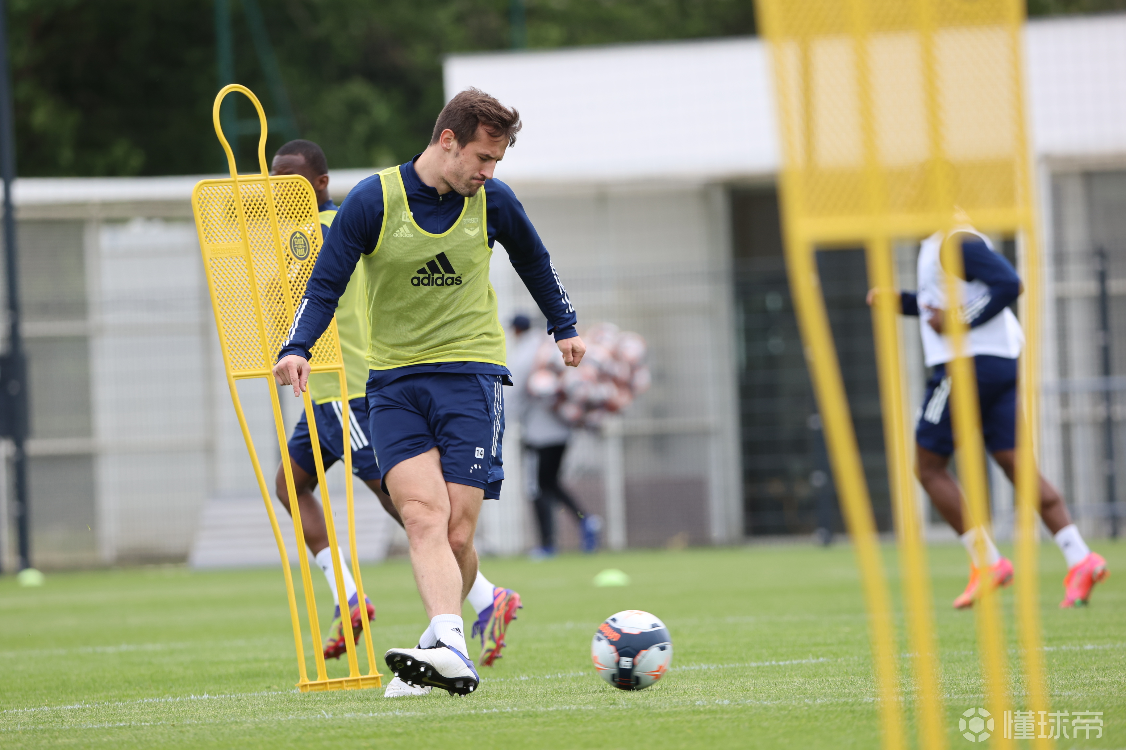 包含波尔多客场失利，球队遭遇两连败危险潜伏的词条