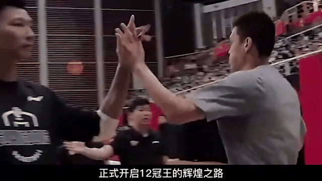 爱游戏体育-本土球员受伤下场，全场球迷泪目