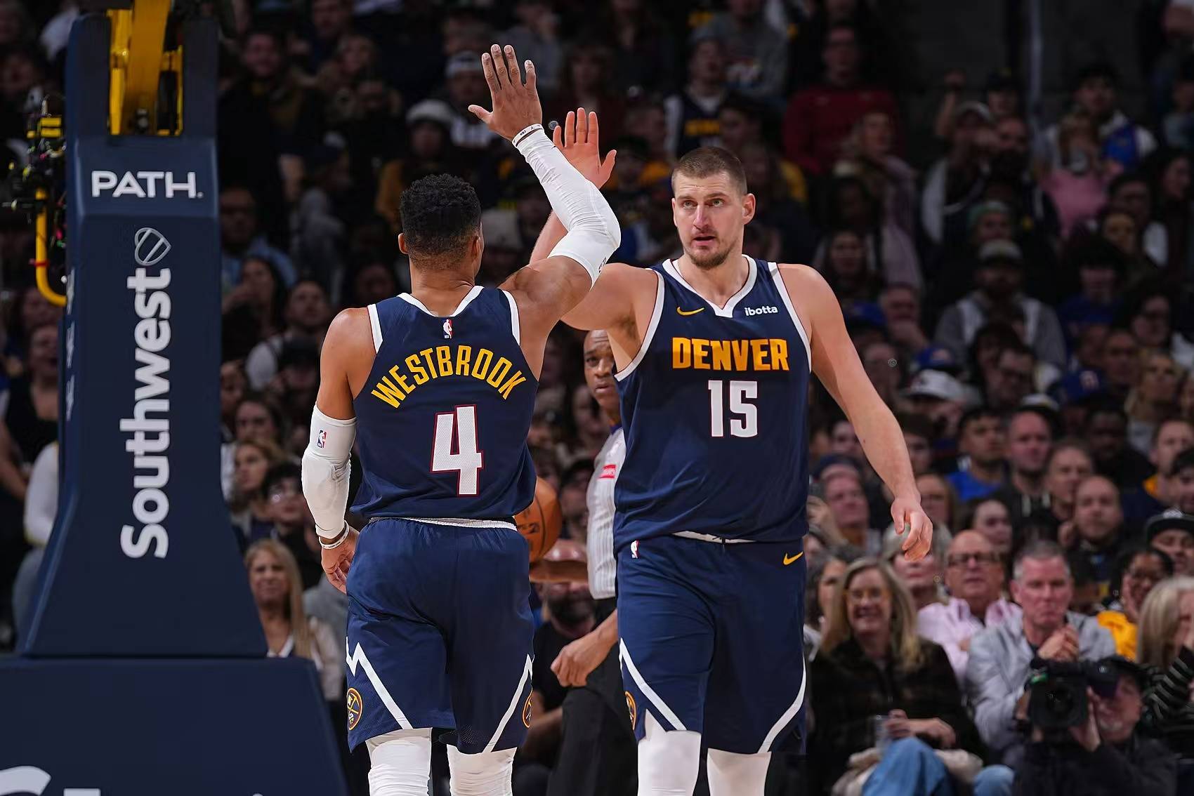 世界篮球巨星争夺总冠军,西部区激烈对决的简单介绍 世界篮球巨星争夺总冠军,西部区激烈对决的简单介绍