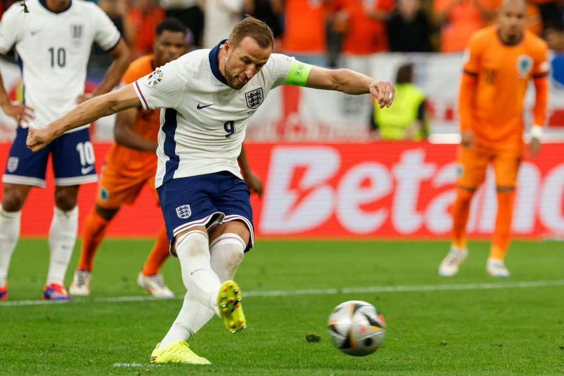 英格兰大胜俄罗斯，晋级欧洲杯半决赛