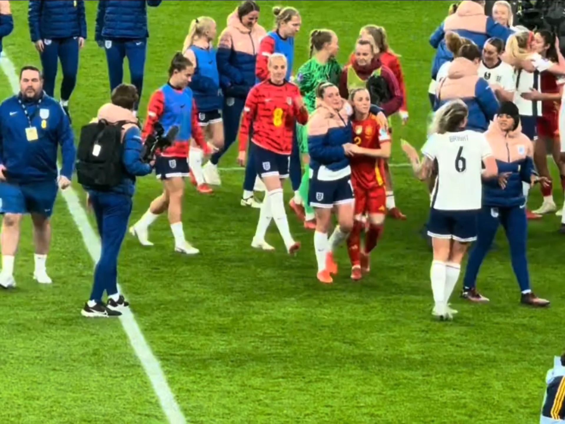 厄瓜多尔女足在比赛中踢出火花 厄瓜多尔女足在比赛中踢出火花