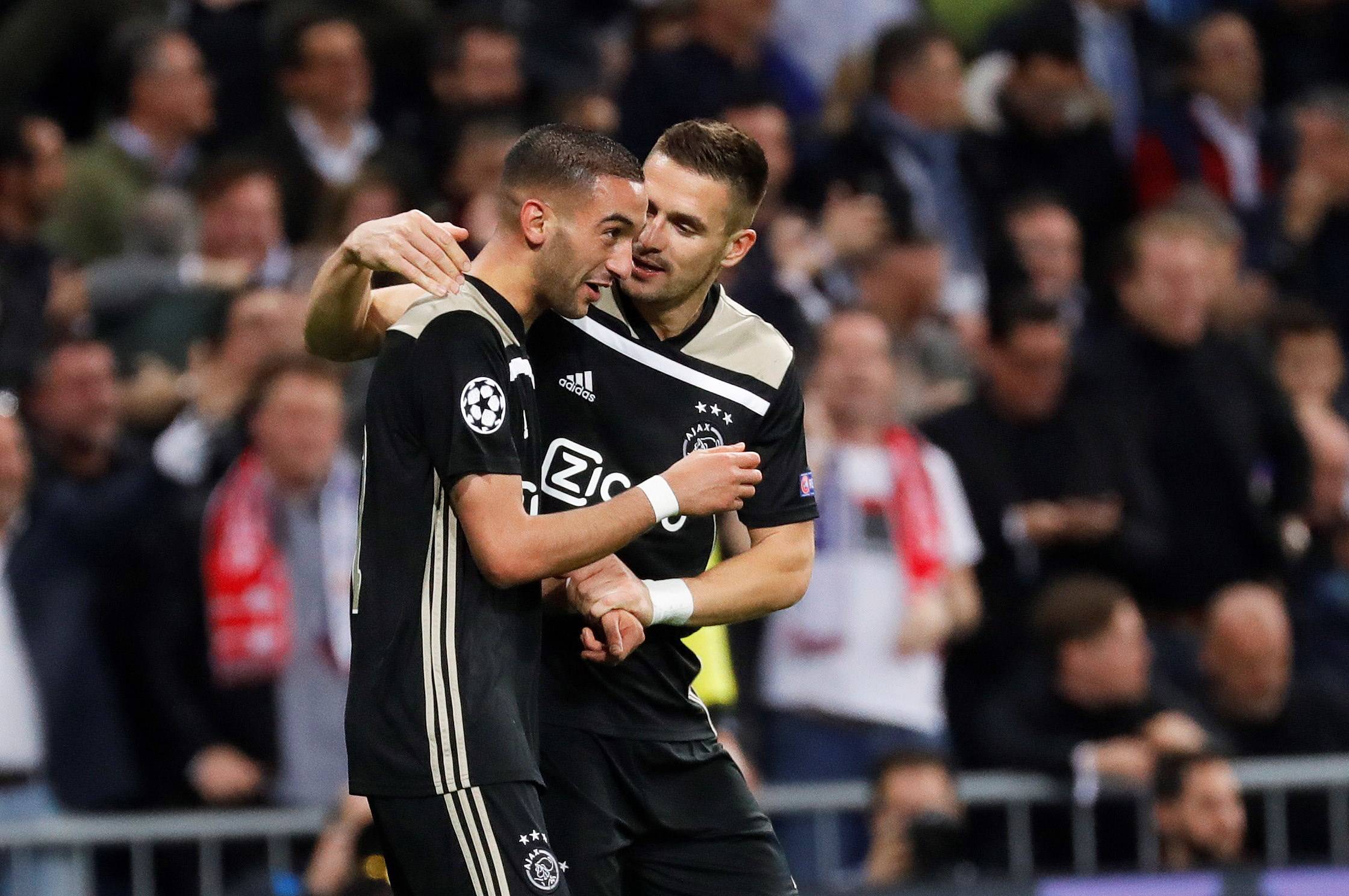 爱游戏娱乐-包含马洛卡在比赛中发挥出色，稳操胜券的词条