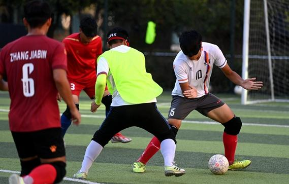 足球比赛中的火爆气氛令人兴奋 足球比赛中的火爆气氛令人兴奋