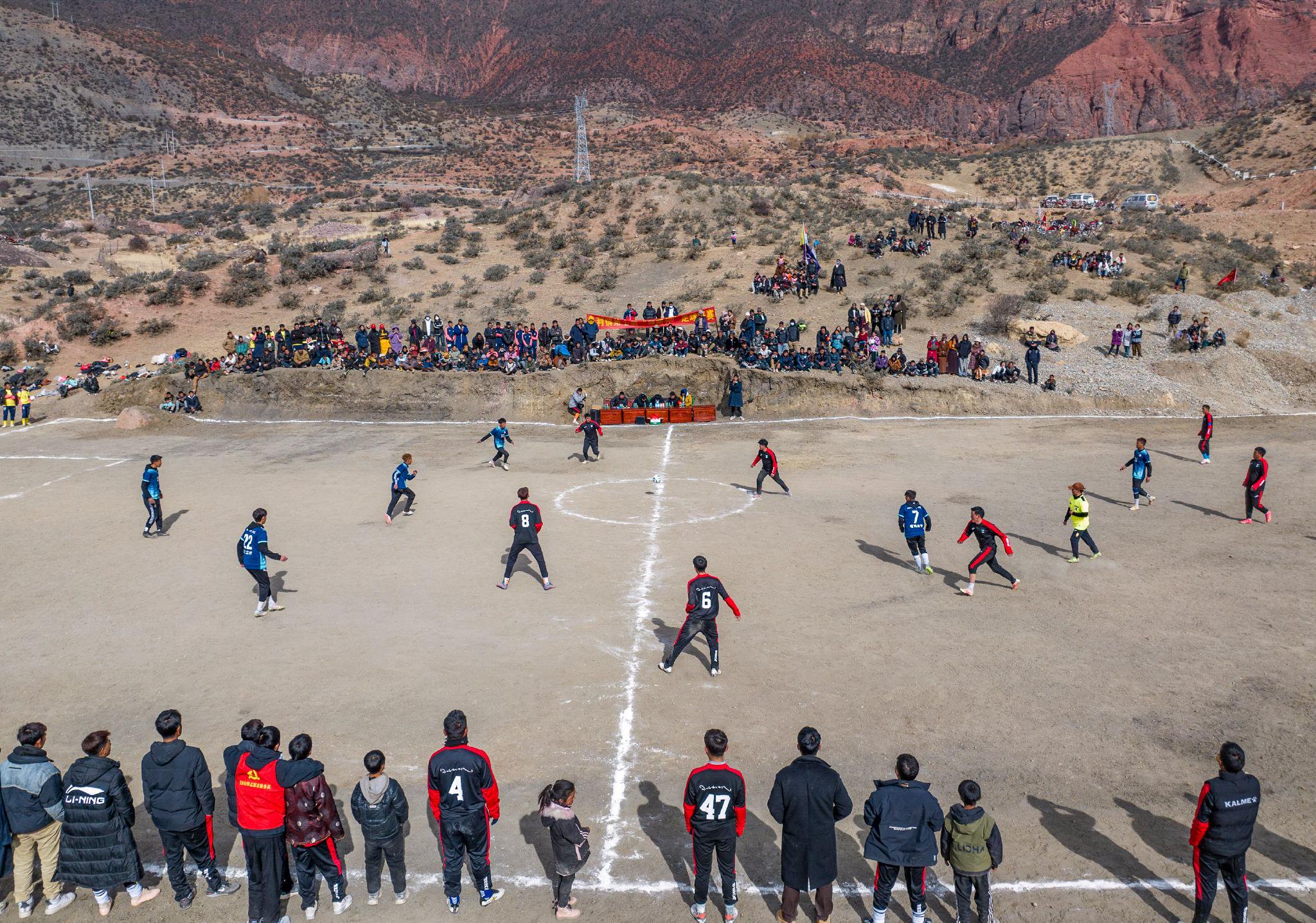 战况白热化,球员们在场上奋力拼搏的简单介绍 战况白热化,球员们在场上奋力拼搏的简单介绍