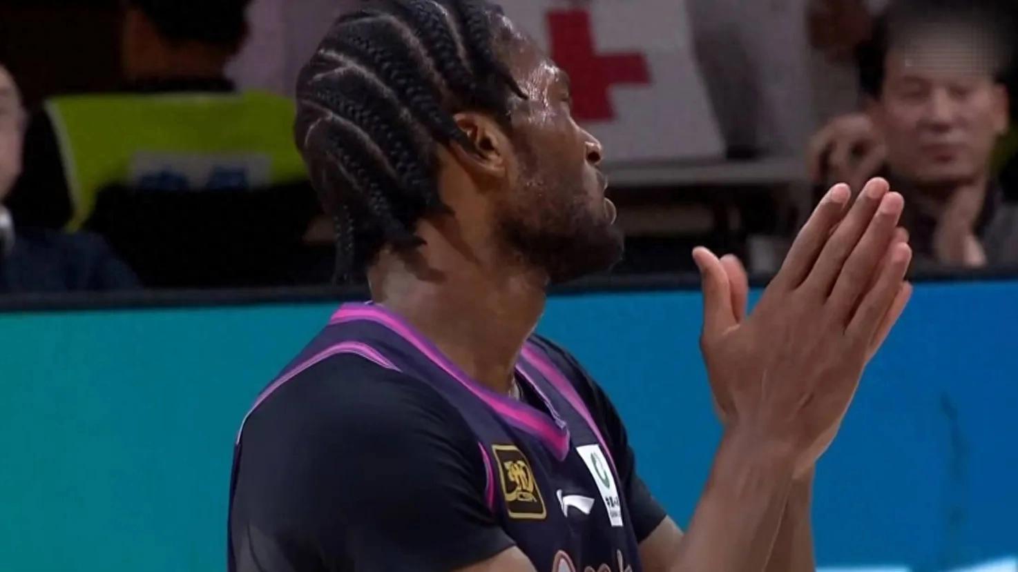 战况白热化,球员们在场上奋力拼搏的简单介绍 战况白热化,球员们在场上奋力拼搏的简单介绍