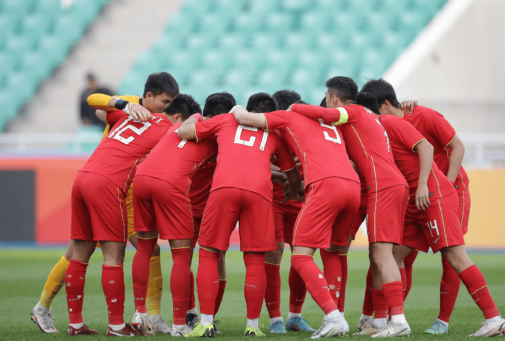 足球场上精彩绝伦比赛引无数球迷围观的简单介绍 足球场上精彩绝伦比赛引无数球迷围观的简单介绍