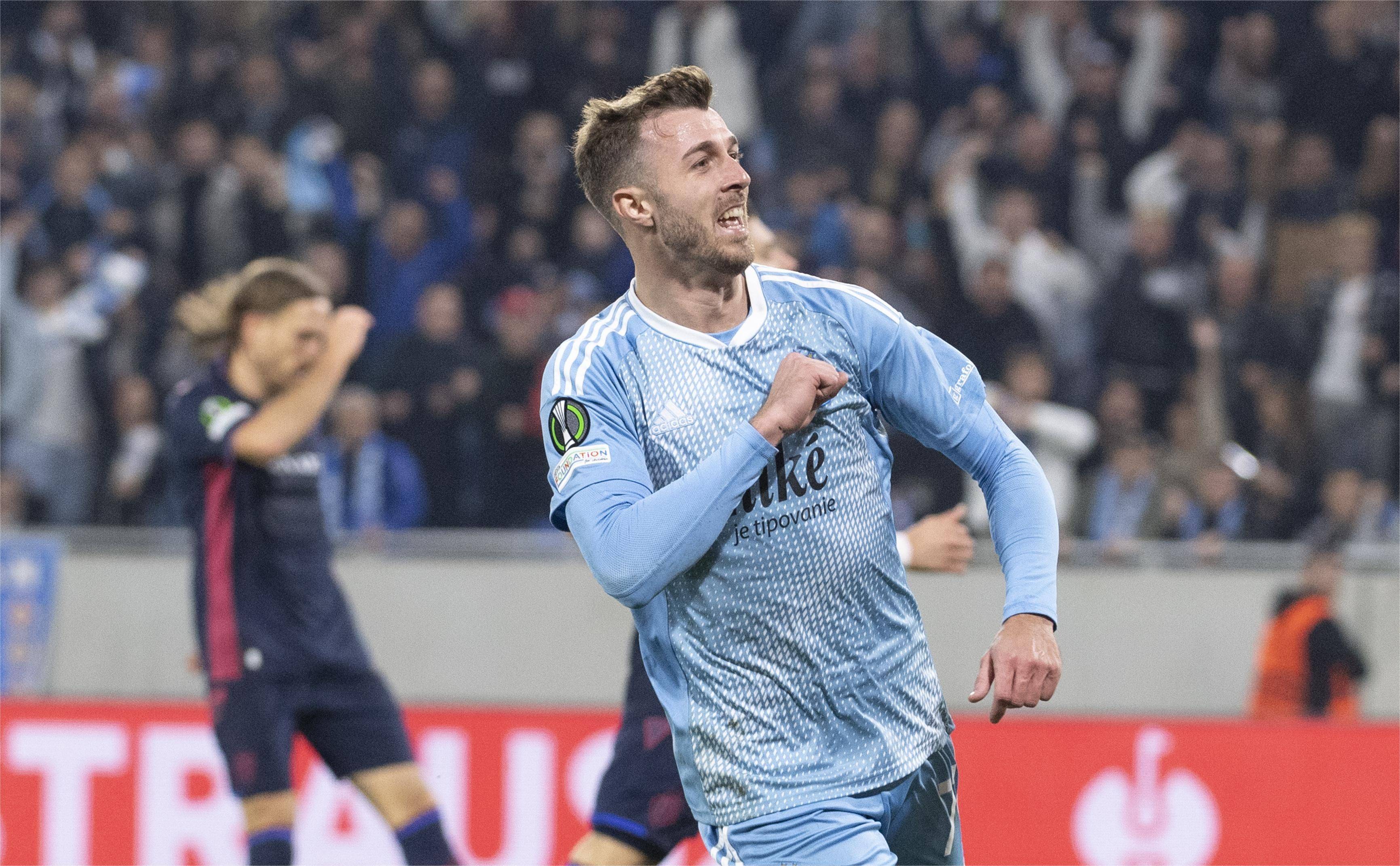 青岛黄海中场核心受伤缺席令人担忧 青岛黄海中场核心受伤缺席令人担忧