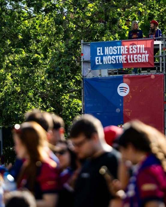 爱游戏体育-巴塞罗那球迷为球队助威，场面热烈感人