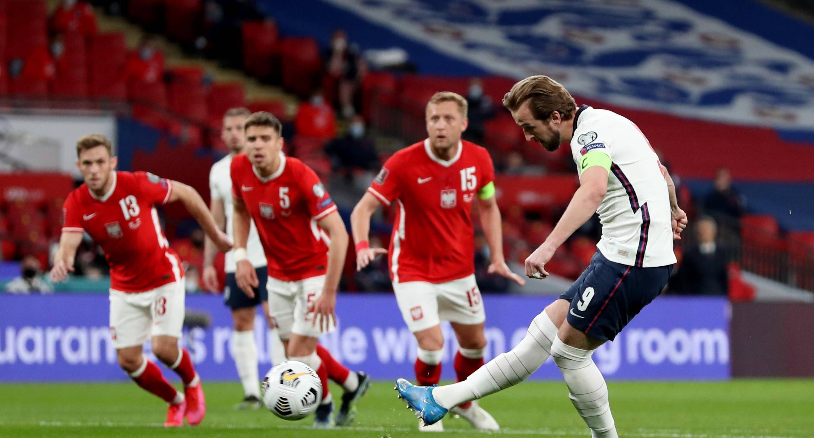 关于英格兰主场逼平阿尔巴尼亚，领跑小组的信息