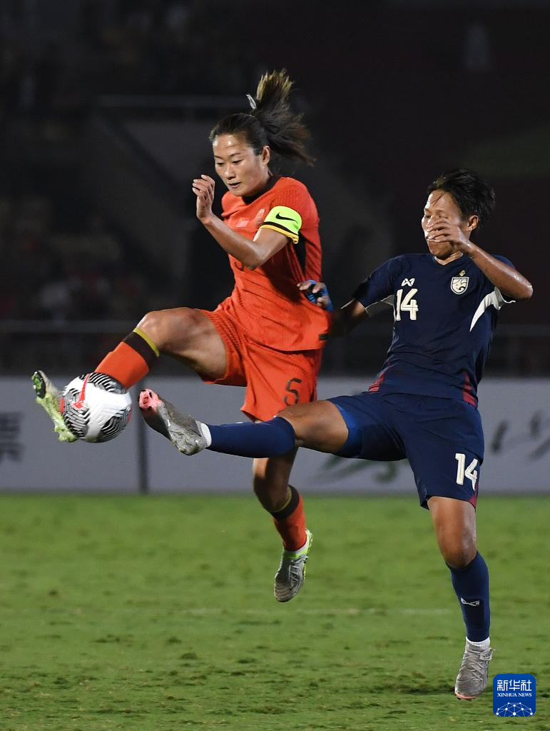 爱游戏-女子足球比赛激烈搏斗，中国选手喜获胜利的简单介绍
