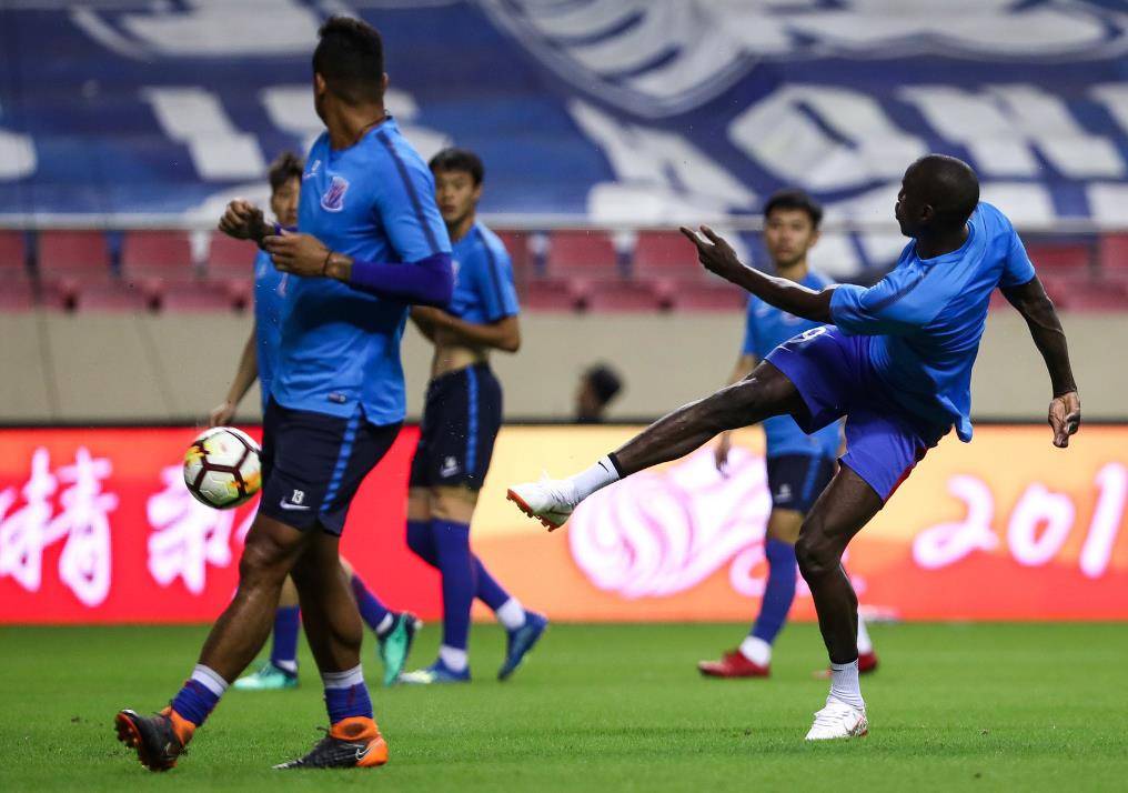 天津权健迎战上海申花,主场球迷助力豪取三分 天津权健迎战上海申花,主场球迷助力豪取三分