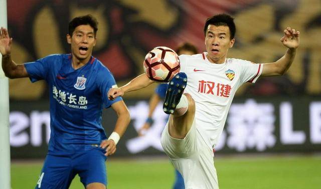 天津权健迎战上海申花,主场球迷助力豪取三分 天津权健迎战上海申花,主场球迷助力豪取三分