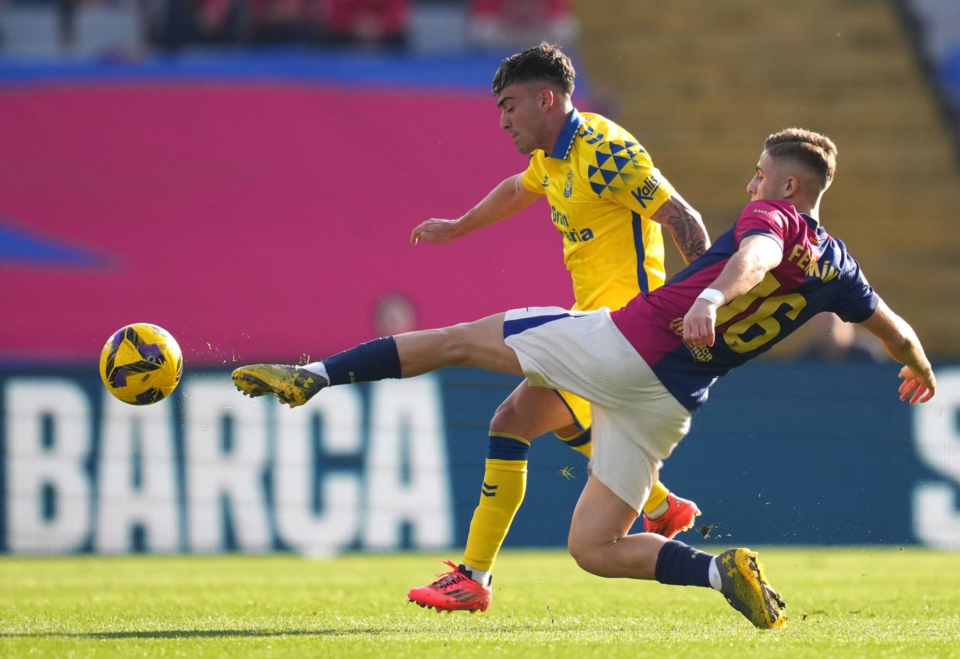 包含瓦伦西亚挑战奥莱斯，争夺西甲积分霸主的词条