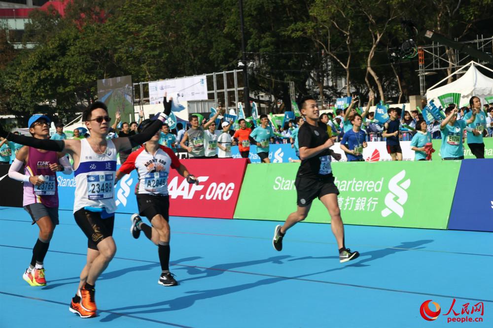 南非长跑好手冲刺终点,勇夺头名 南非长跑好手冲刺终点,勇夺头名