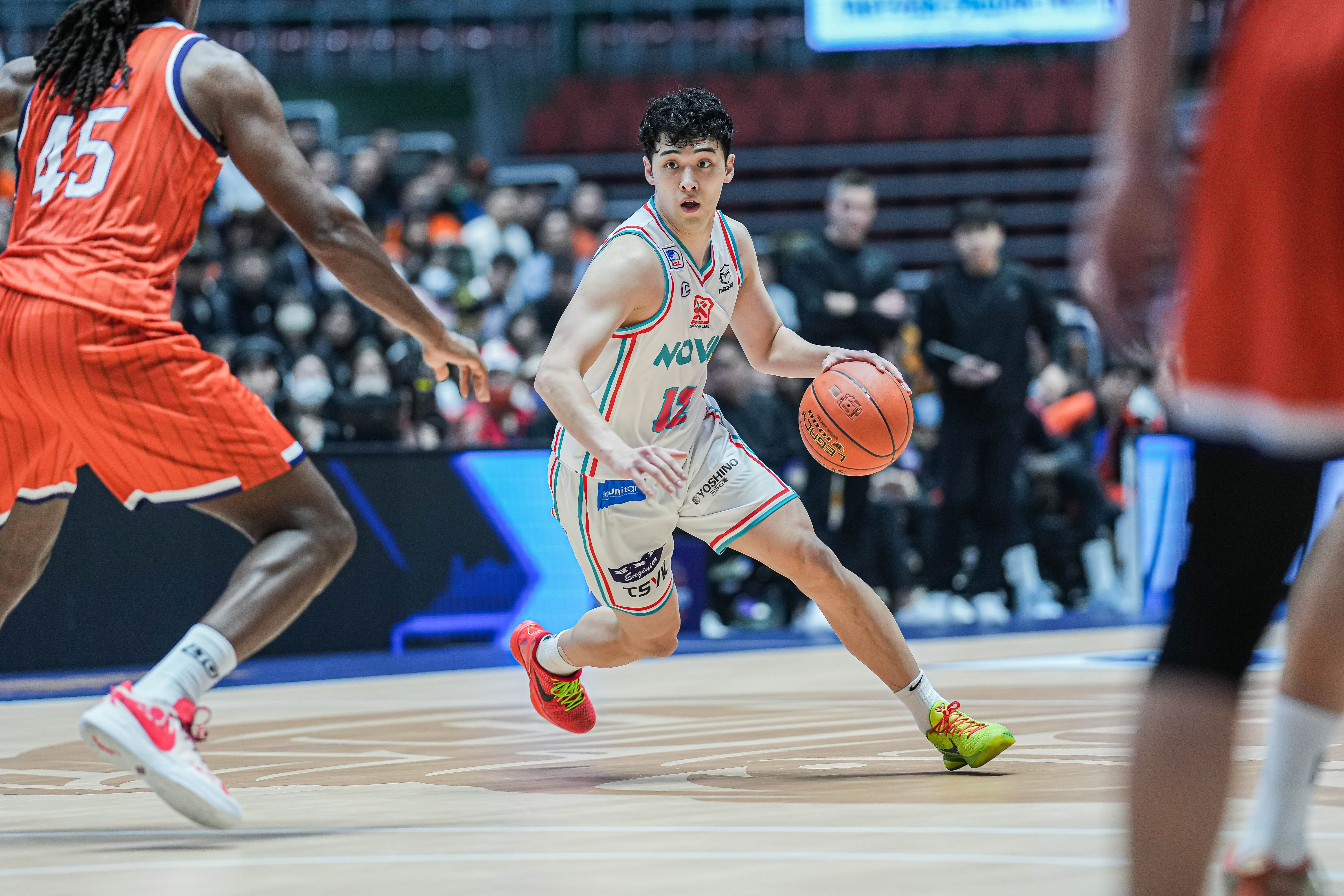 球员发挥出色,成为全场焦点 球员发挥出色,成为全场焦点