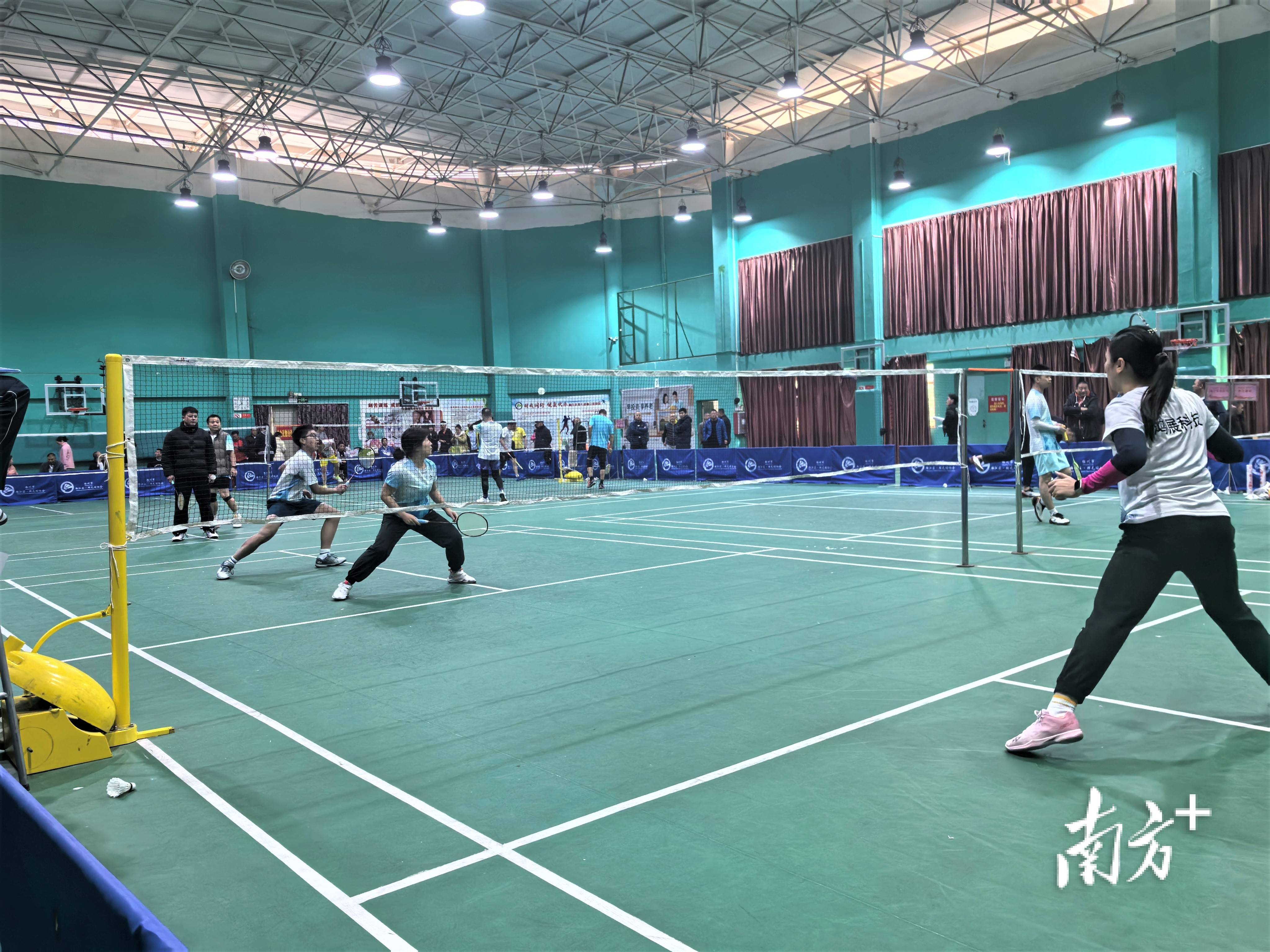 爱游戏体育-羽毛球比赛掀起狂潮，球场上的较量