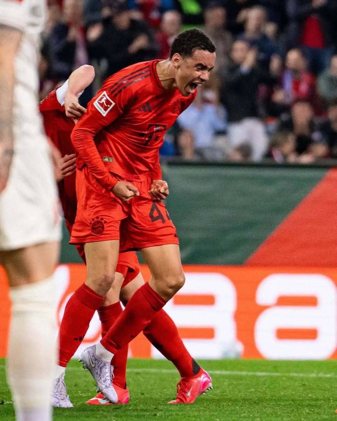 法兰克福客场胜奥格斯堡,三分在握 法兰克福客场胜奥格斯堡,三分在握