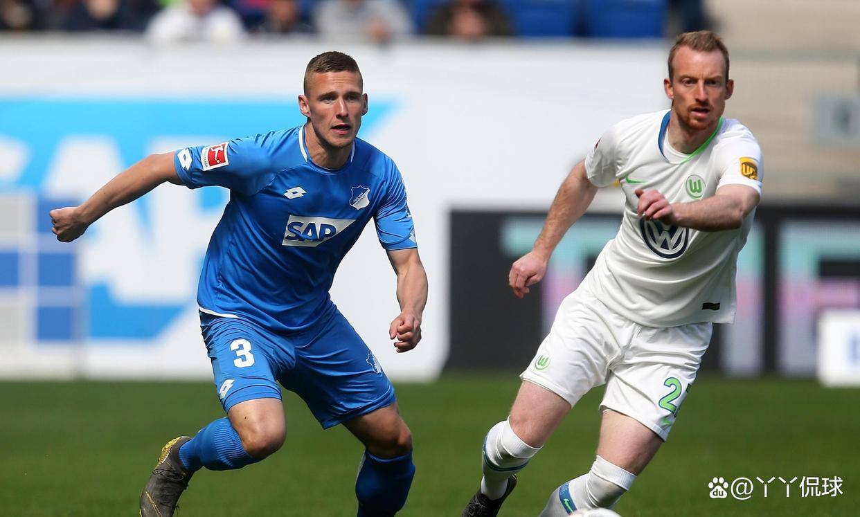 沃尔夫斯堡门将连续场上争抢高空球 沃尔夫斯堡门将连续场上争抢高空球