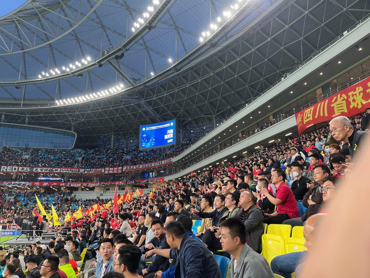 足球比赛现场球迷呐喊声不绝于耳,激情四射 足球比赛现场球迷呐喊声不绝于耳,激情四射