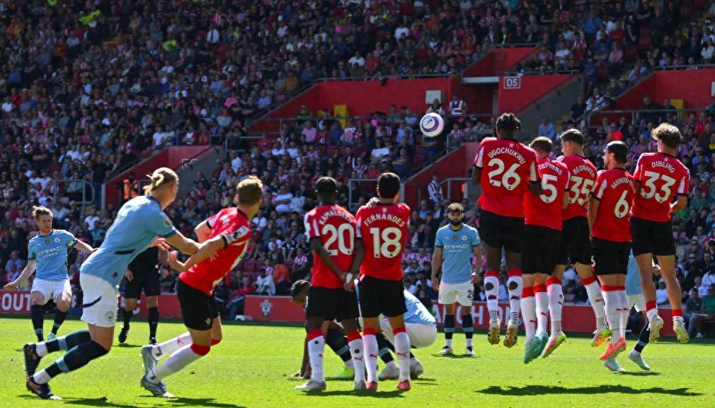 那不勒斯主场被热那亚逼平，欧冠席位岌岌可危的简单介绍