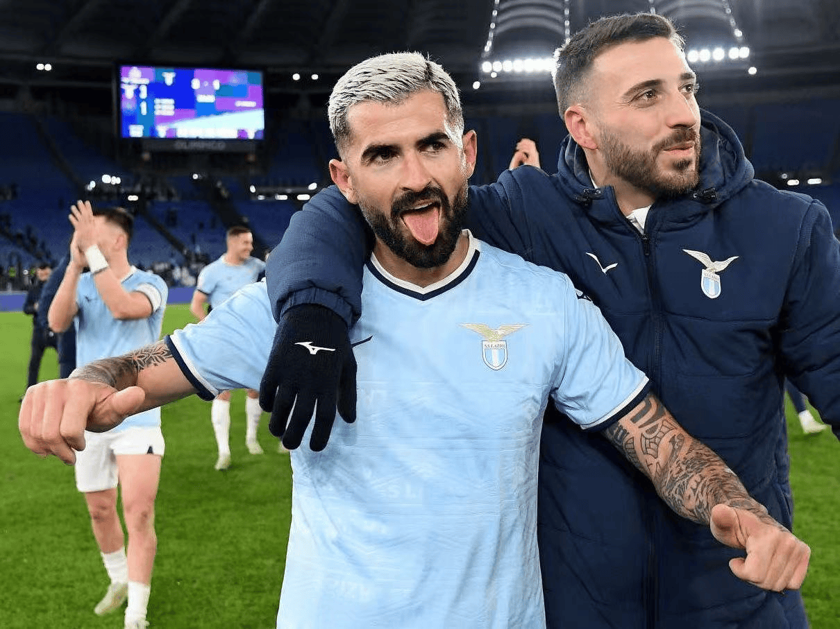 罗马球员庆祝队史胜利,球队士气大涨 罗马球员庆祝队史胜利,球队士气大涨