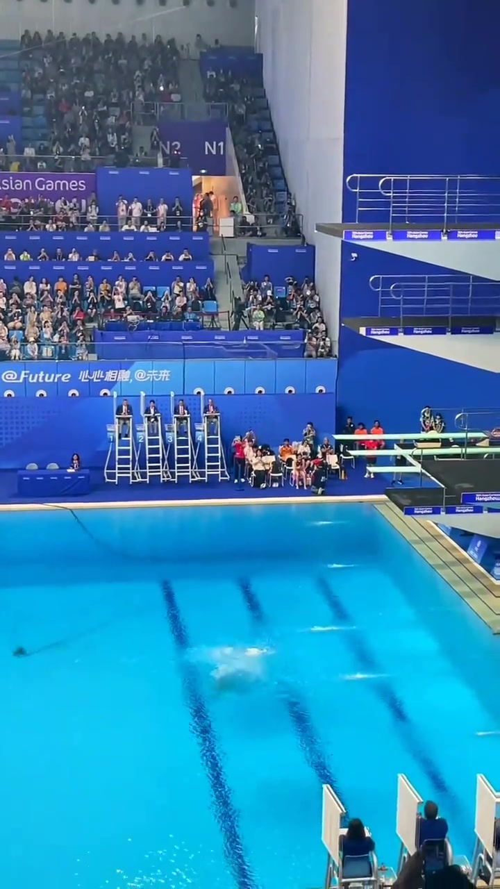 体育赛事热闹精彩,观众热情投入为选手加油 体育赛事热闹精彩,观众热情投入为选手加油