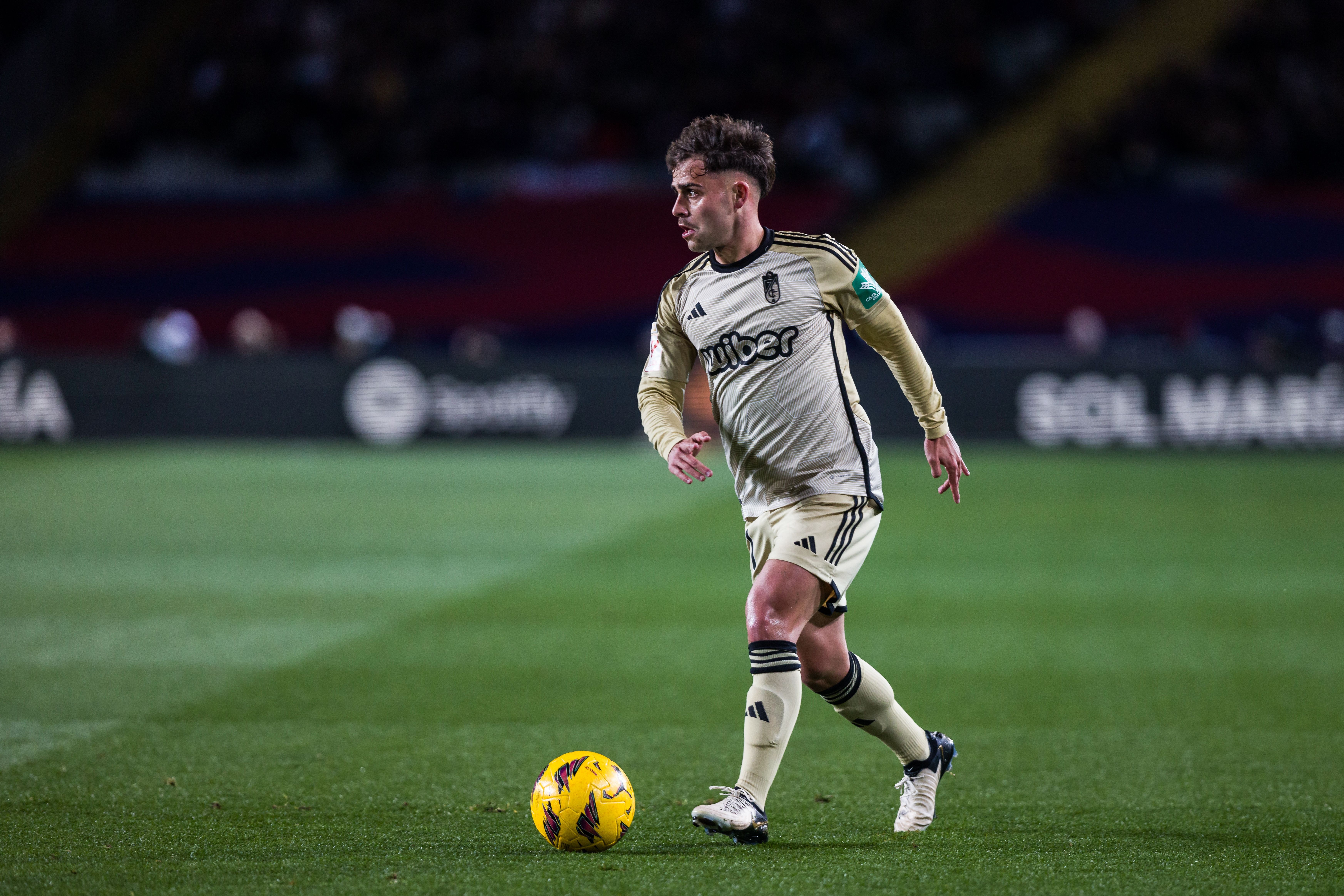 格拉纳达主场主动，战胜对手登上榜首的简单介绍