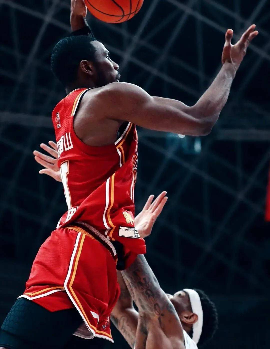 外籍球员在国际篮球舞台耀眼发光 外籍球员在国际篮球舞台耀眼发光