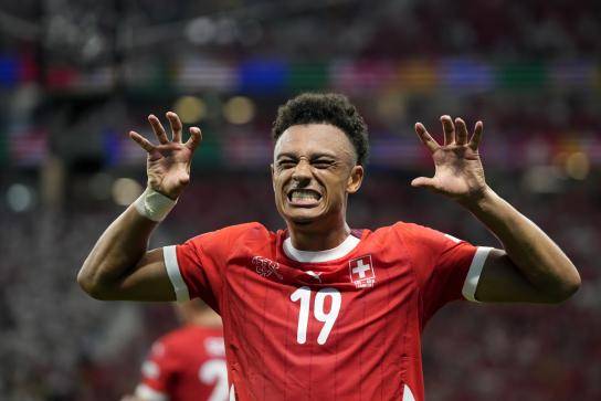 {随机}--重要足球比赛中的惊心动魄瞬间