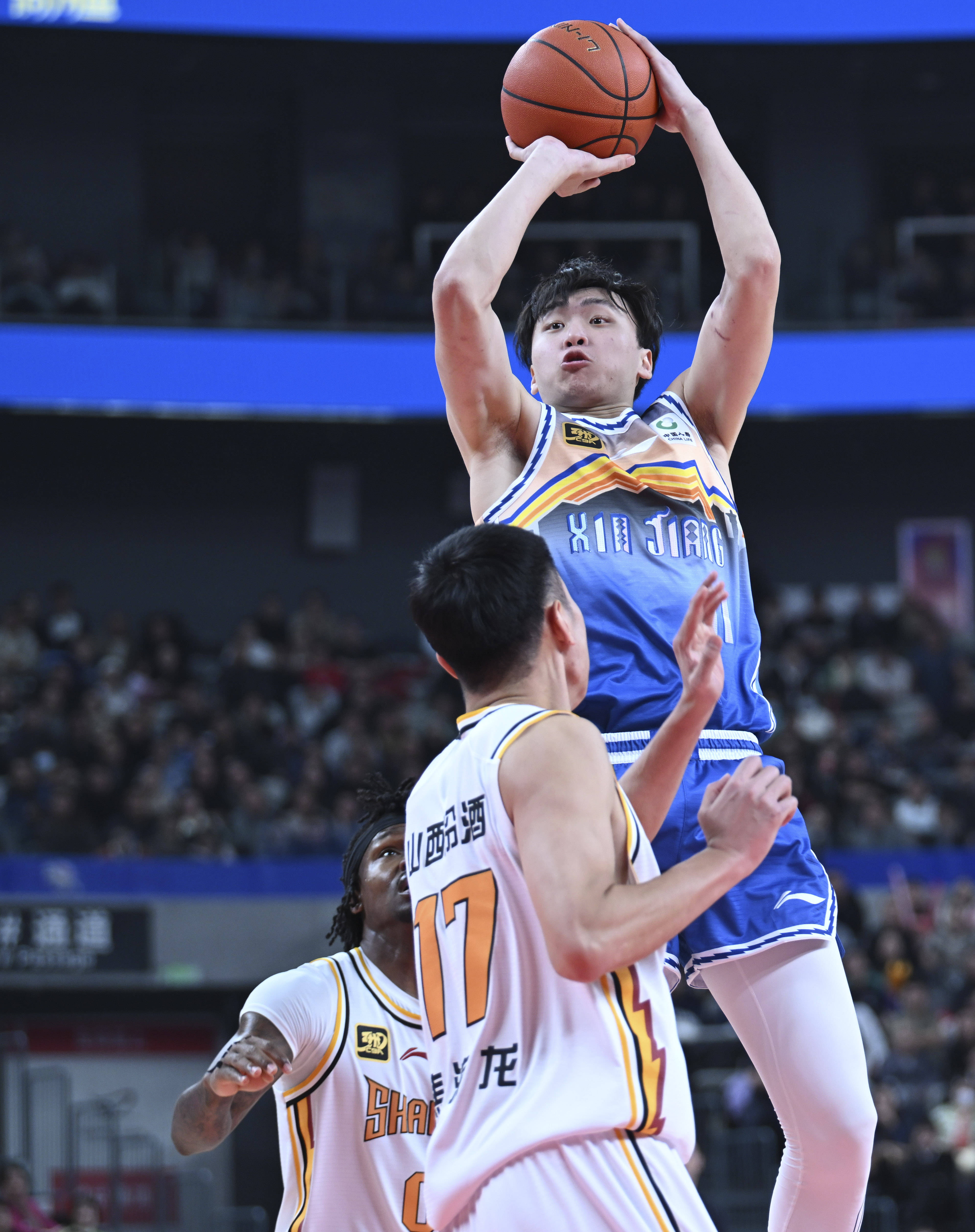 新疆男篮迅猛进攻,再陷对手 新疆男篮迅猛进攻,再陷对手