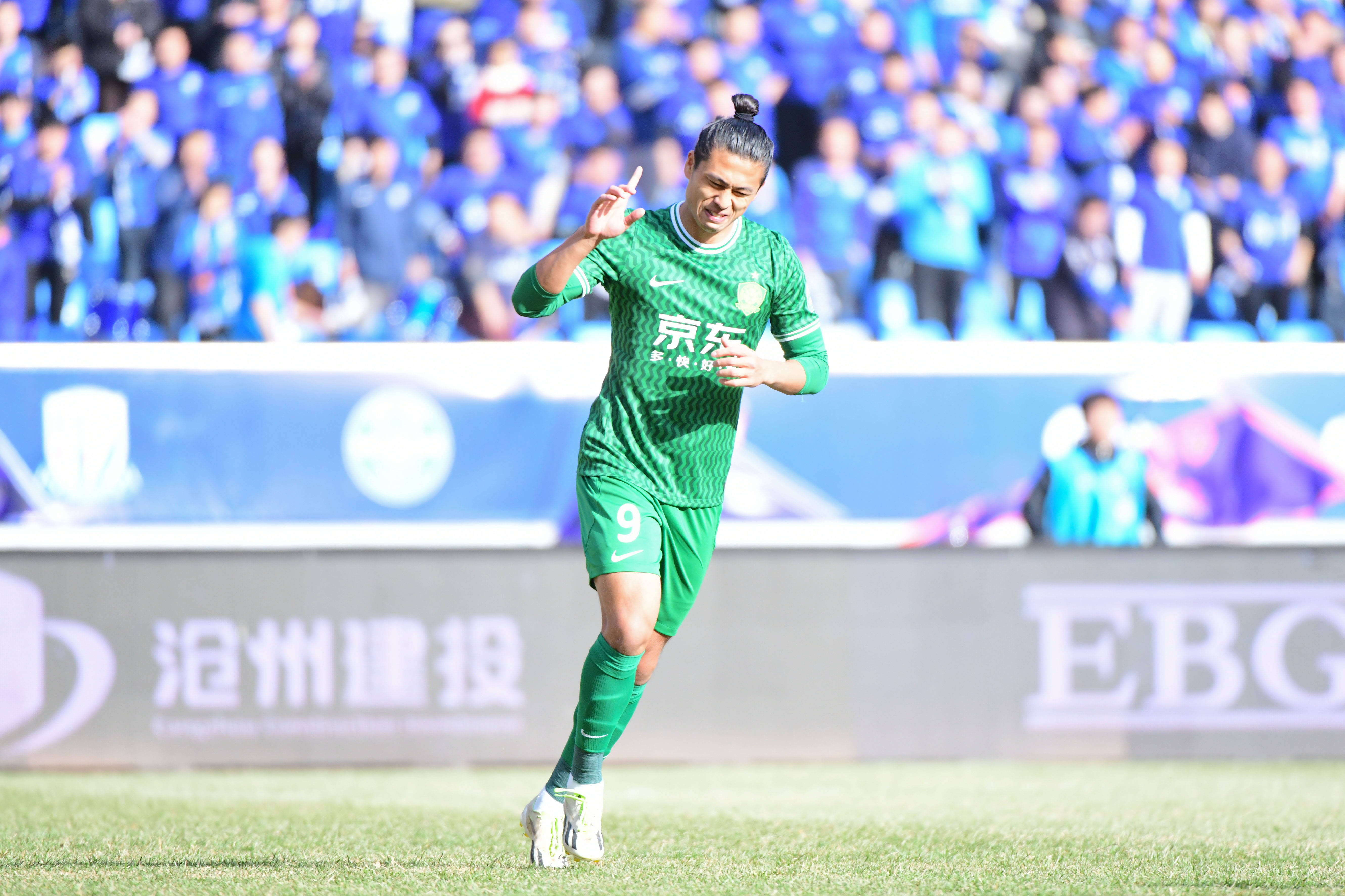 国脚领袖再次为球队锁定胜局 国脚领袖再次为球队锁定胜局