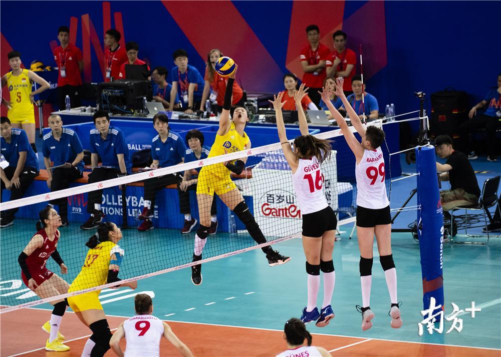 印尼女排队员们团结拼搏获胜 印尼女排队员们团结拼搏获胜