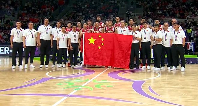 湖北男篮队员积极备战，努力拼搏