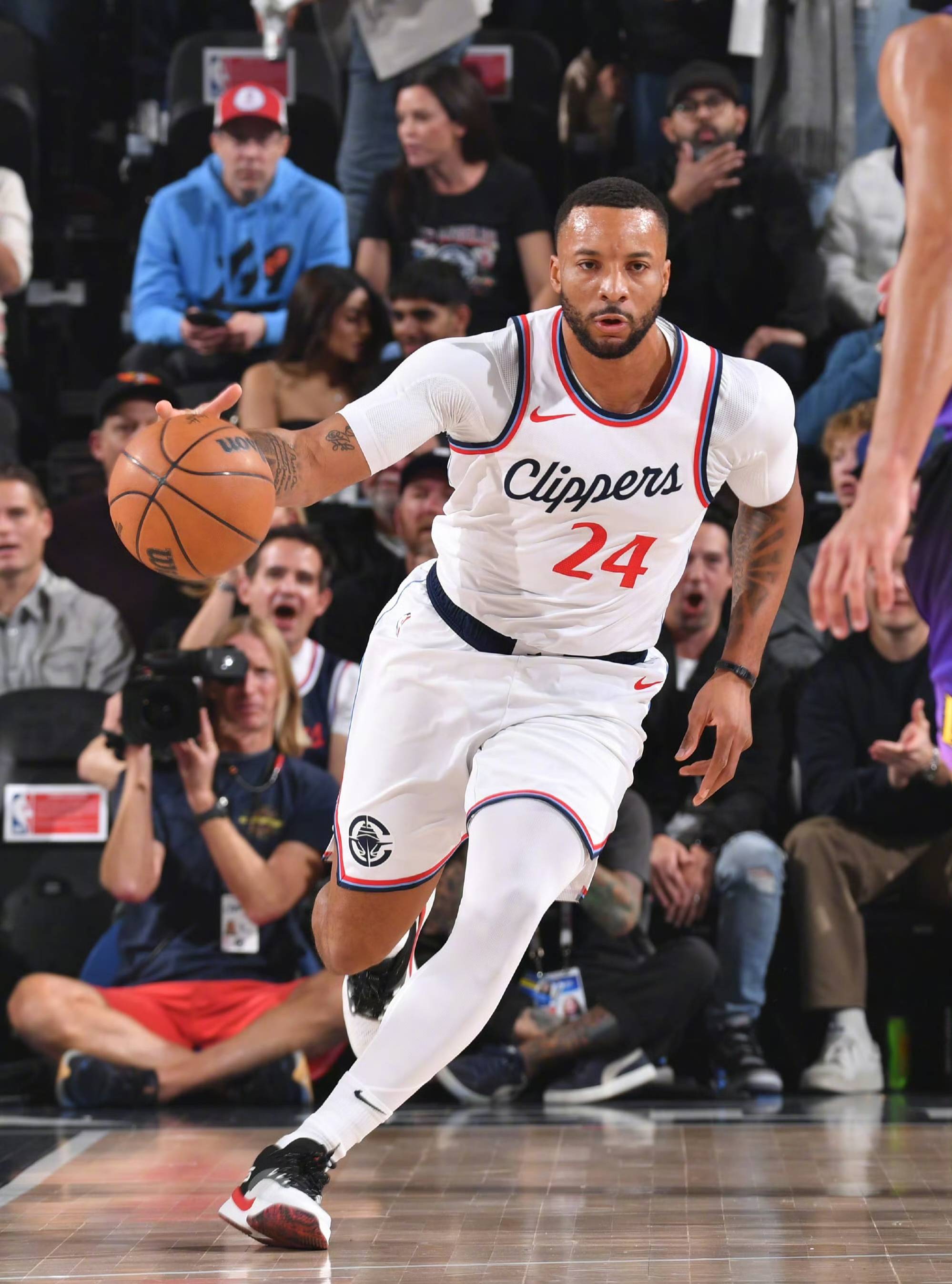 爱游戏娱乐-快船客场战胜尼克斯取得四连胜