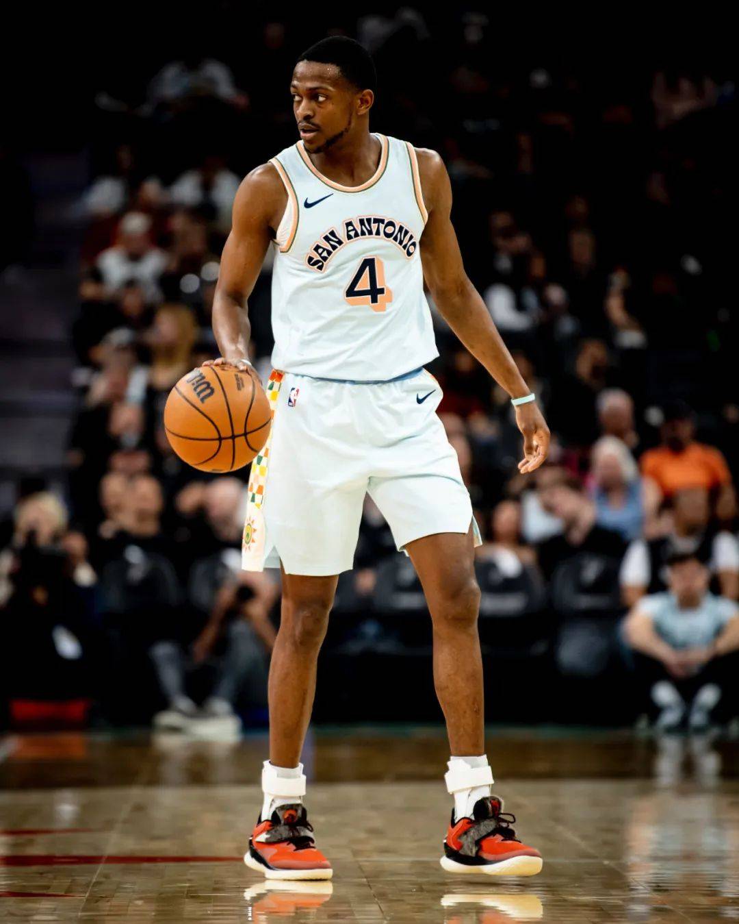 鹈鹕不敌马刺,遭遇连败 鹈鹕不敌马刺,遭遇连败