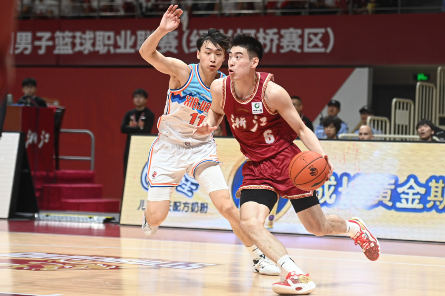 爱游戏娱乐-山西队翻盘浙江队，赵继伟带队取胜